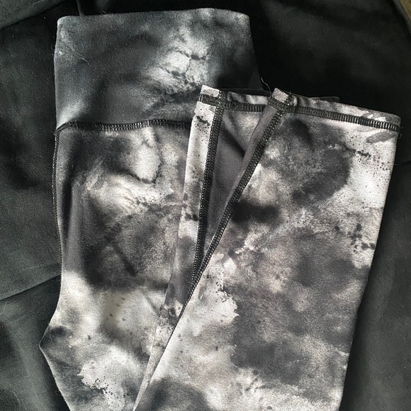 EVCR Capri Leggings in Smoky Gray Camo - Picture 1 of 5